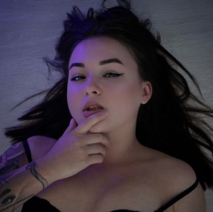 Sexy Foto des Models Virgin OnlyFans - Ami: @virgin_ami trägt ein schwarzes Top