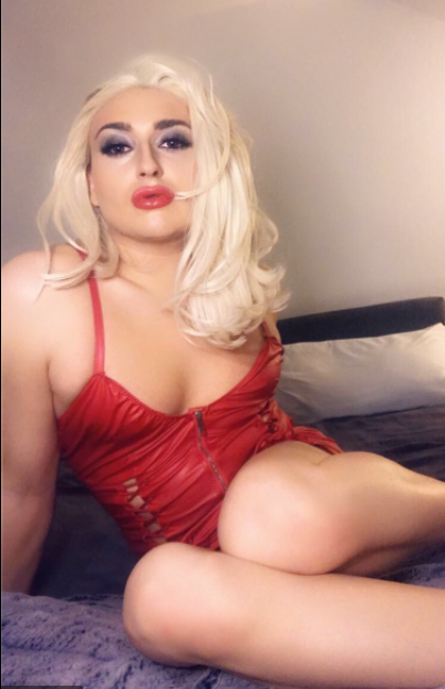 Südafrika OnlyFans Model Sexy Foto – Bambi Bentley: @littlebambi2 trägt einen roten Einteiler aus Spitze