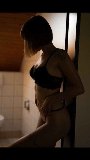 une femme portant un soutien-gorge noir