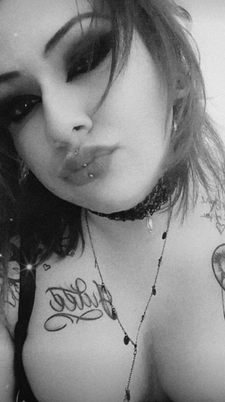 Alysin Chainz (@alysinchainz) Photo du modèle onlyfans du Dakota du Sud portant un tatouage