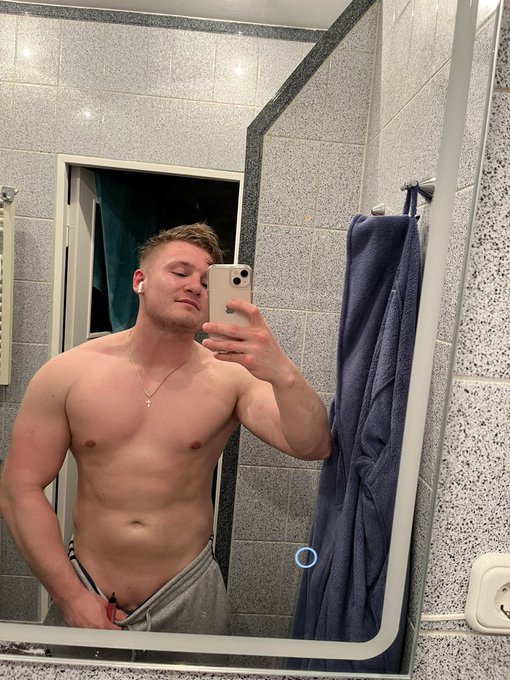 Dima (@dimareckless), schwules Tiktok-Onlyfans-Model, steht ohne Oberteil