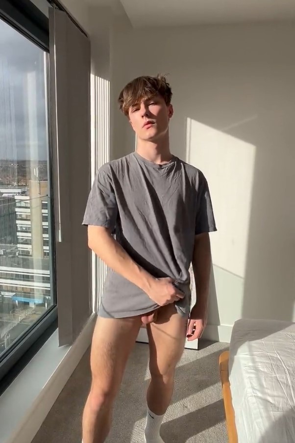 KodyTwink (@kodytwink), schwuler Tiktoker, der ein graues T-Shirt trägt