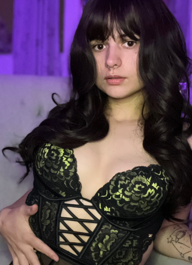 jahminique un creatore polinesiano di OnlyFans che indossa una lingerie