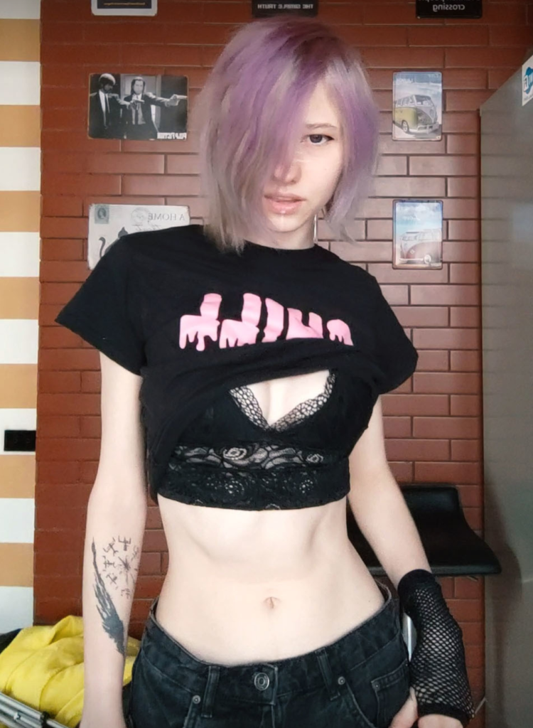 Photo sexy du modèle sous-estimé OnlyFans nommé little_emo_kitten @little_emo_kitten portant un haut court