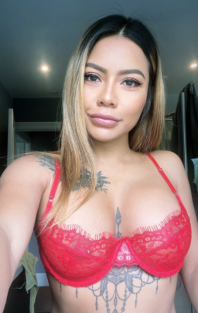 Foto sexy della modella bionda asiatica OnlyFans di nome Kylie Asian - @asiankylie che si fa un selfie