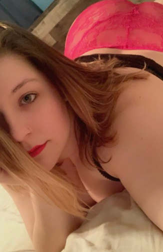 Belgique OnlyFans modèle photo sexy Princess Bee - @princessbee96 allongée dans son lit