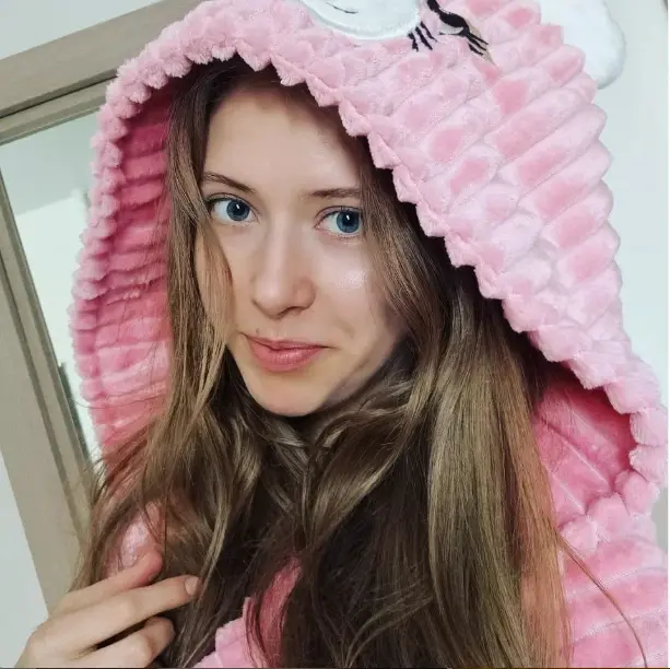 Katty_Dance (@katty_dance) Onlyfans lettischer Onesie, rosa, süßes braunes Haar