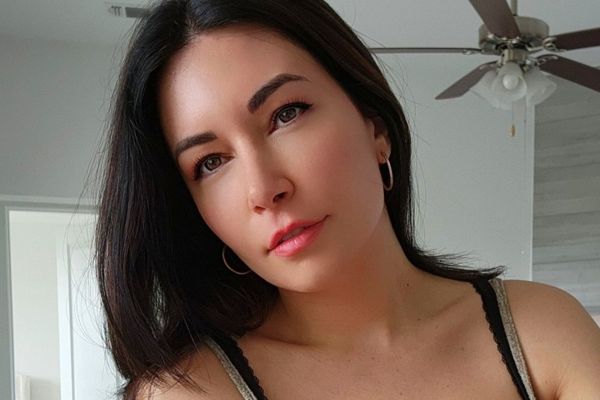 Alinity (@Alinity) a columbian hot streamer wearing hook earrings with black hair.